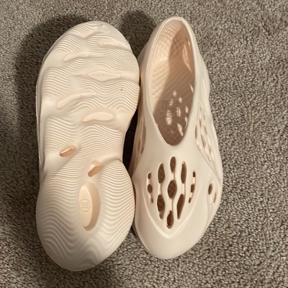 Size 4.5 cream slip on waterproof slides - Picture 3 of 3